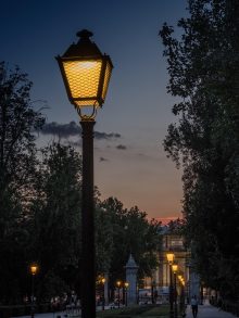 国产情感剧封面，夜晚城市背景，人物侧脸轮廓，氛围感十足